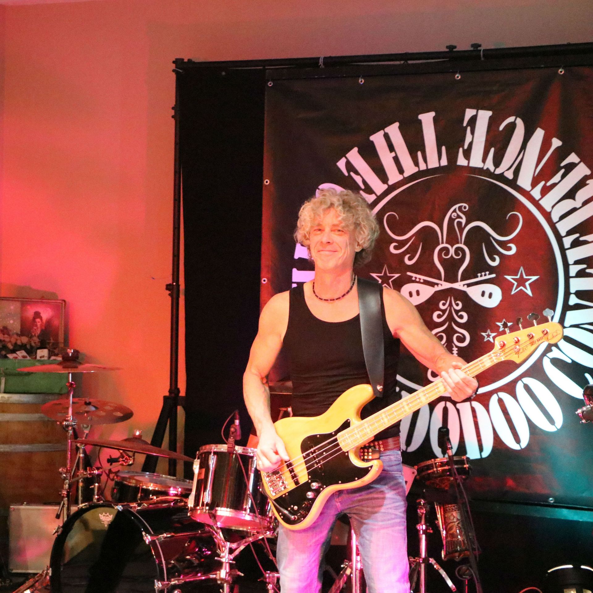 Bassist der Band "The Oriental Voodoo Conference".