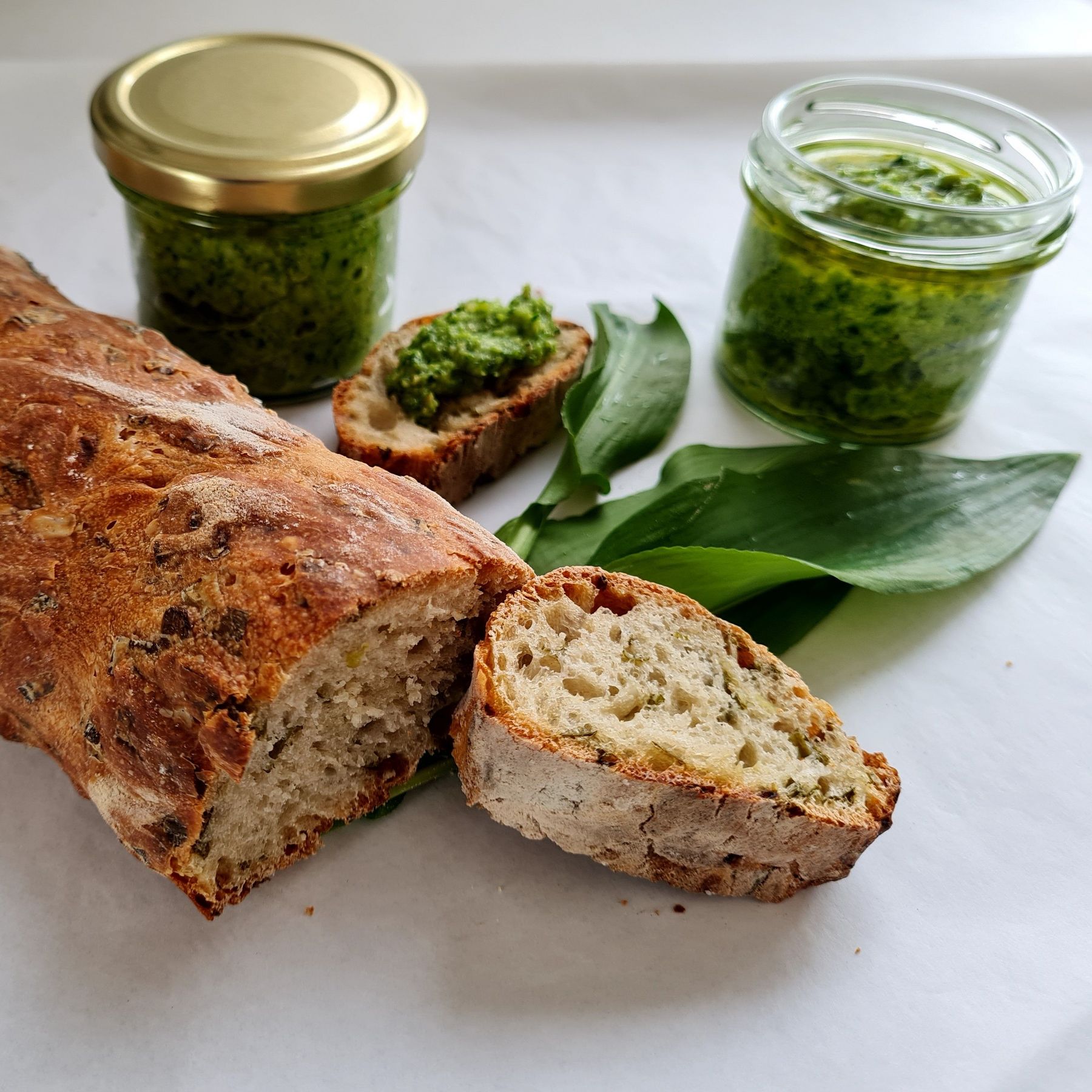 Brot mit Bärlauchpesto