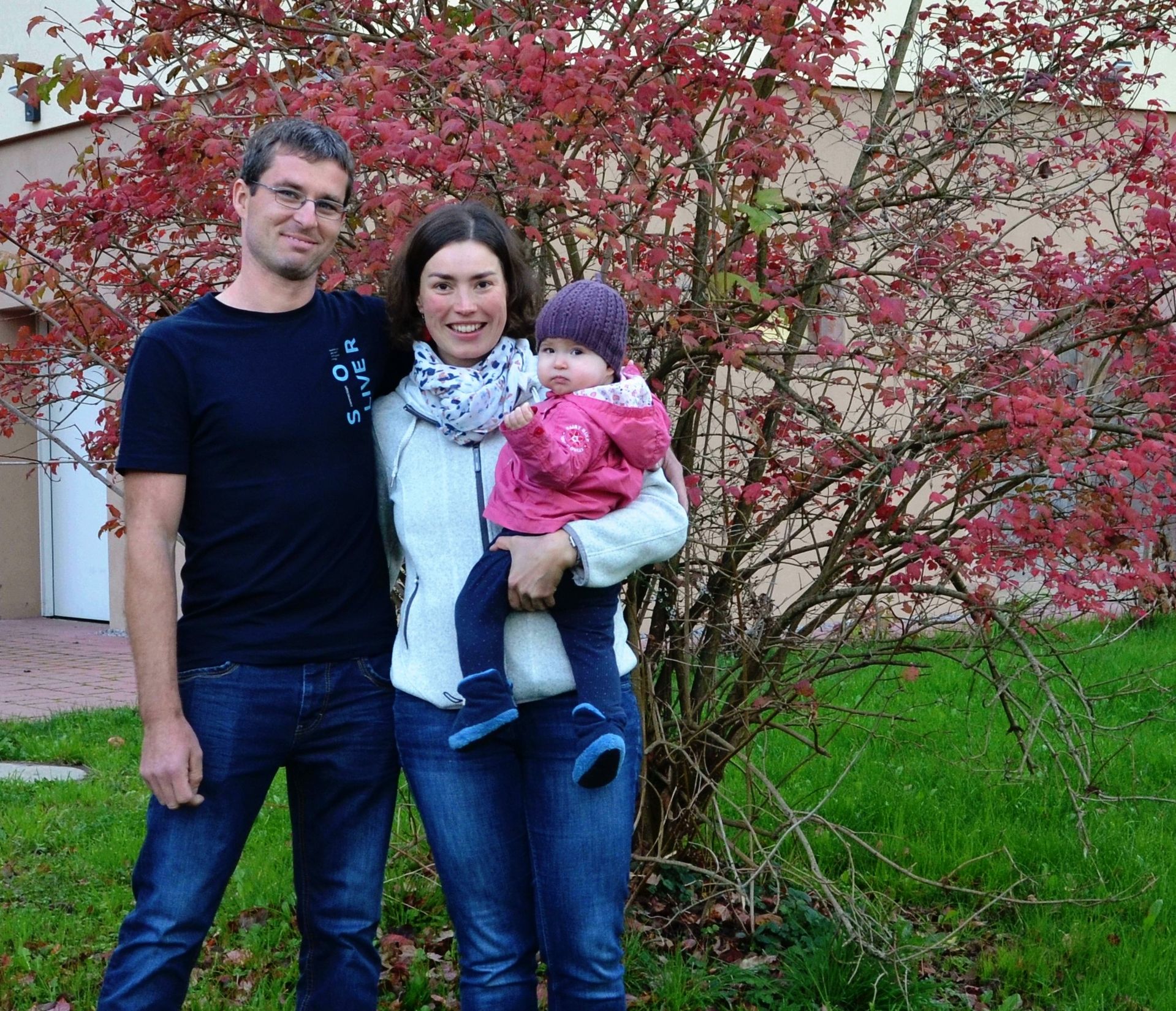 Familie Huber vor ihrem Hof