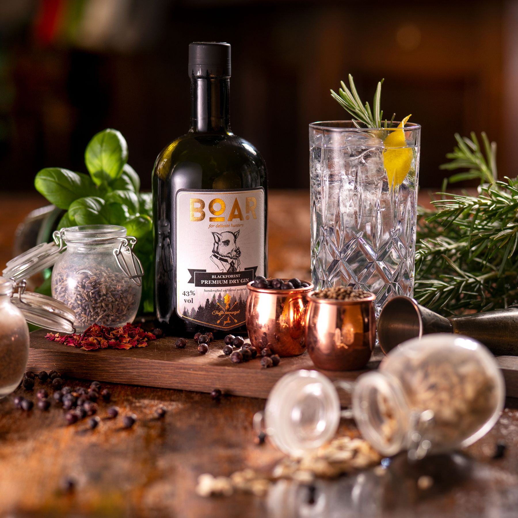 BOAR Gin mit Kräutern und Glas