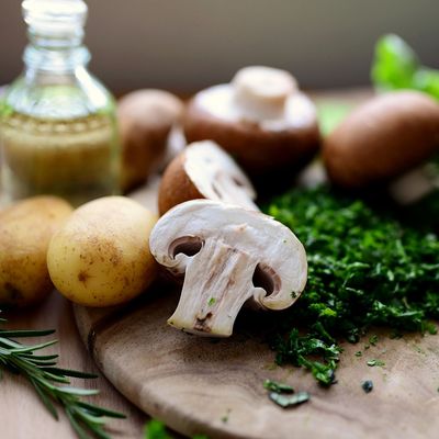 Champignon auf einem Schneidebrett